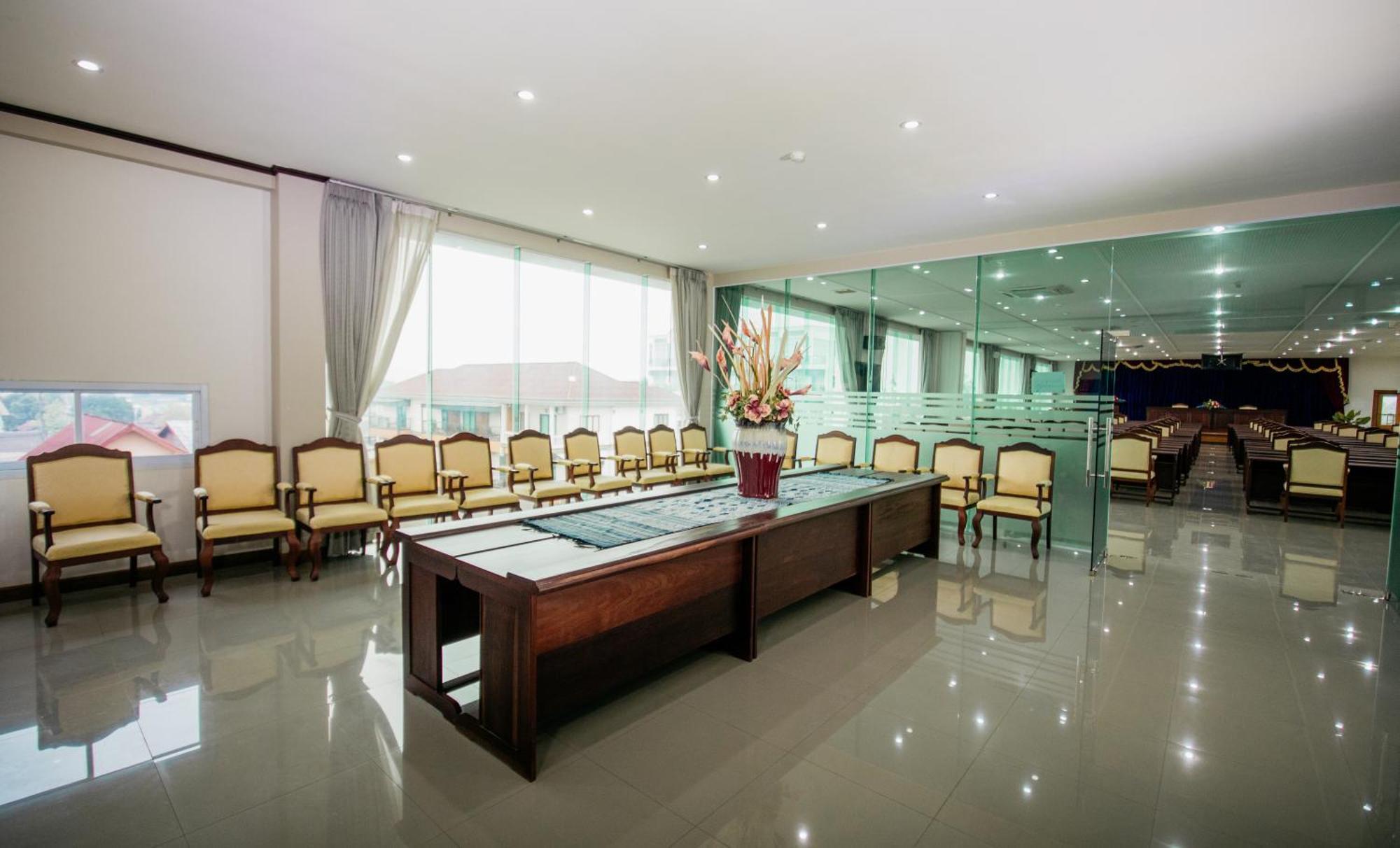 Sisombat Plaza Hotel Vang Vieng Exteriér fotografie