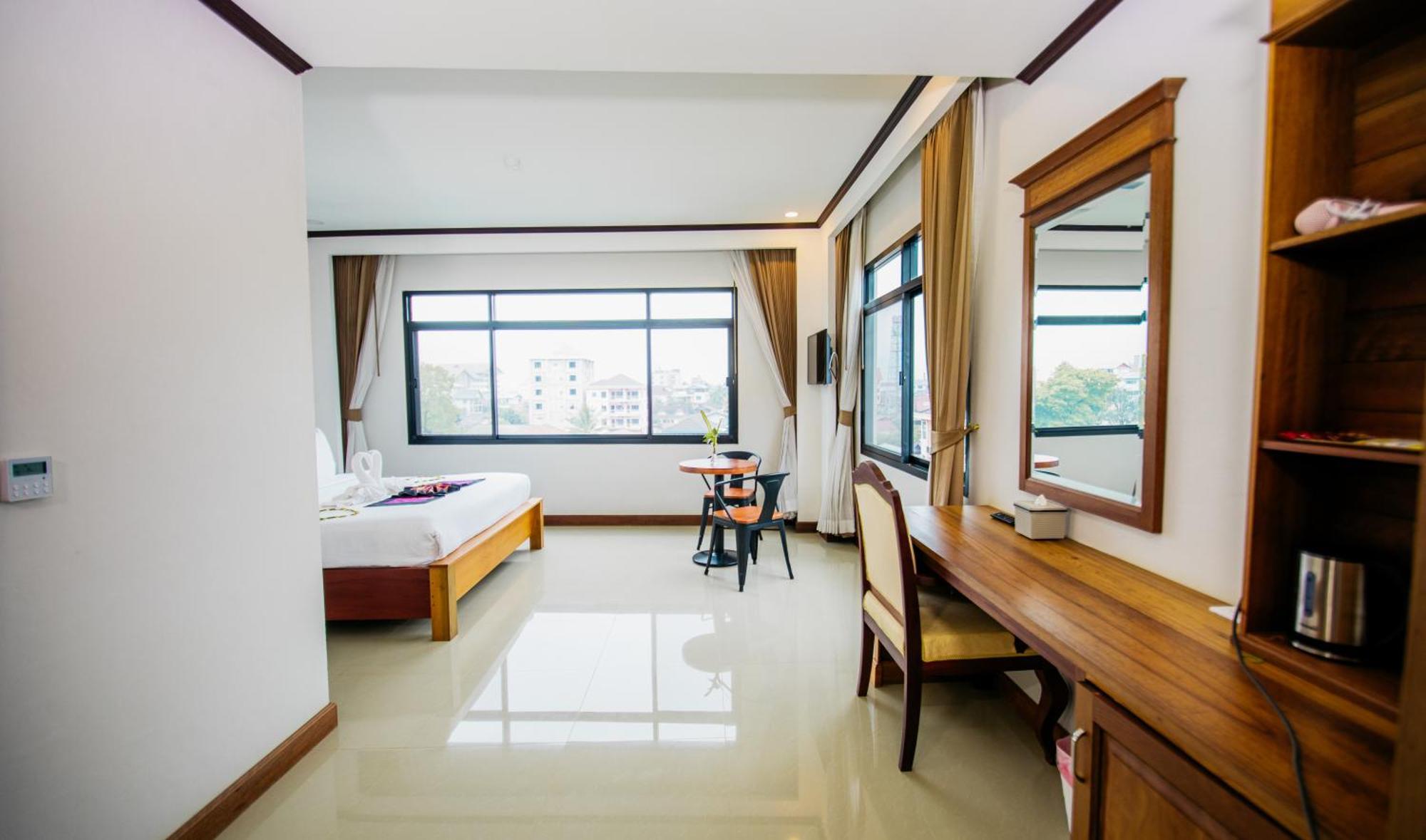 Sisombat Plaza Hotel Vang Vieng Exteriér fotografie